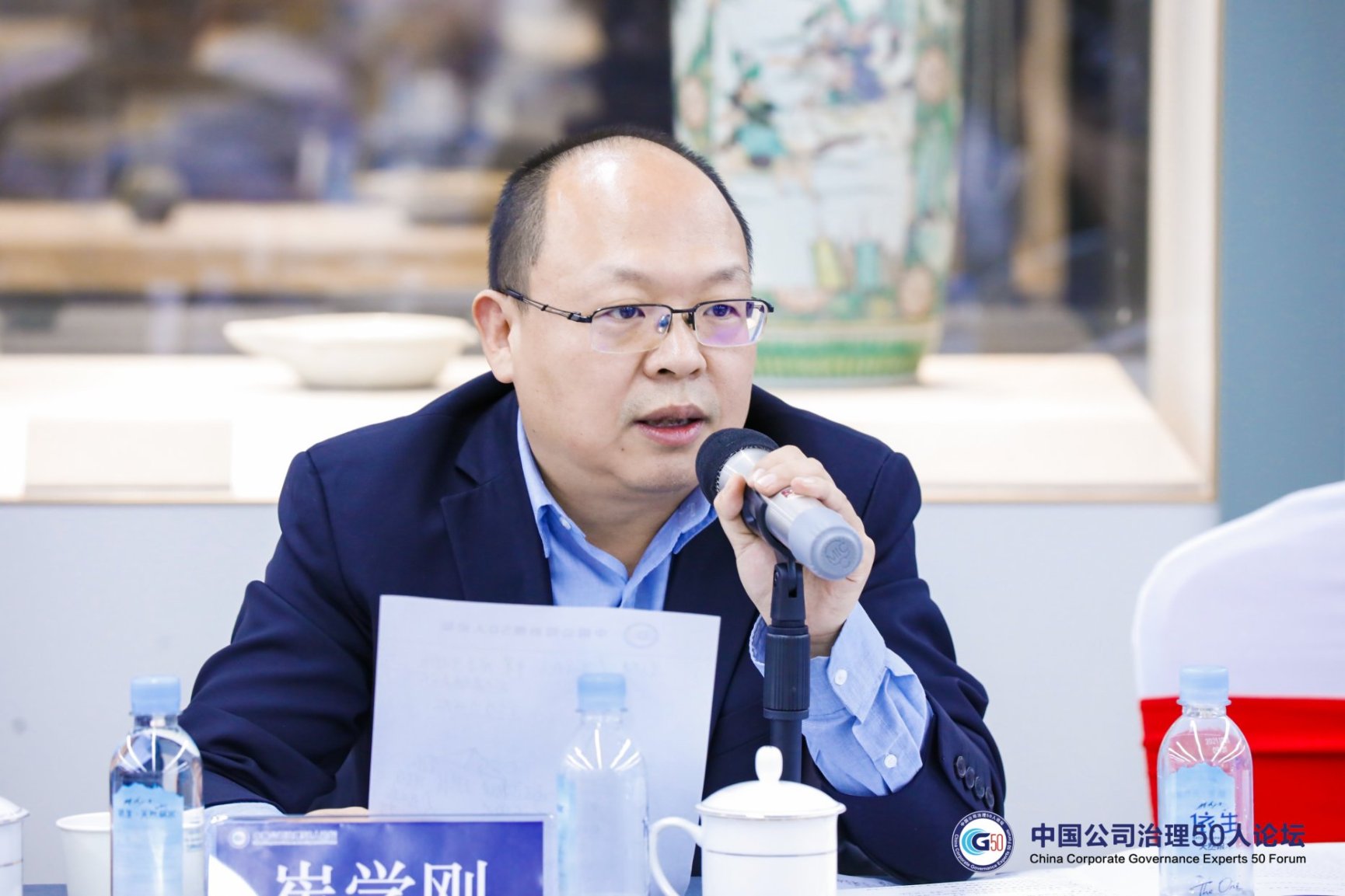 人拿着杯子

中度可信度描述已自动生成