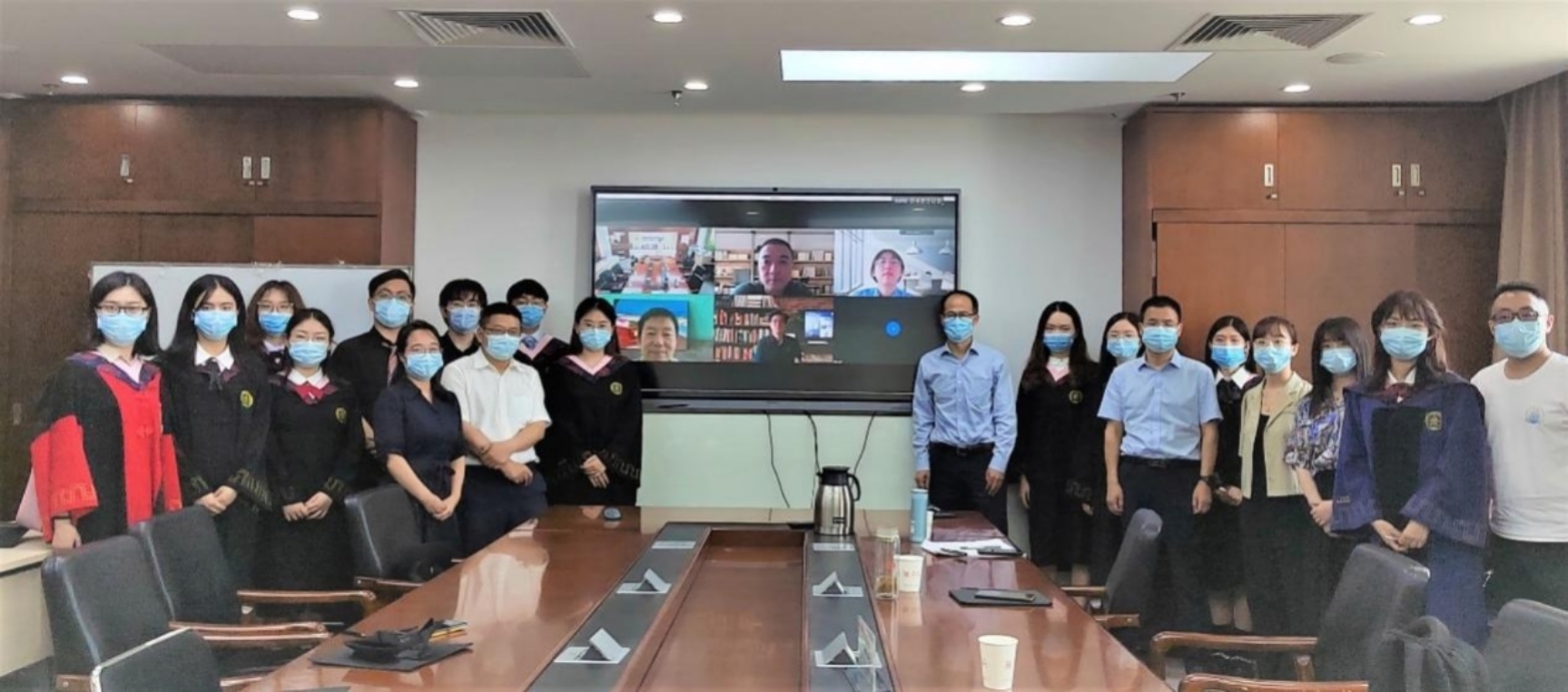 会议室里的人们

描述已自动生成